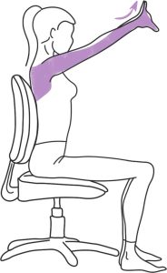 Étirement du haut du dos pour réduire les tensions entre les omoplates au bureau