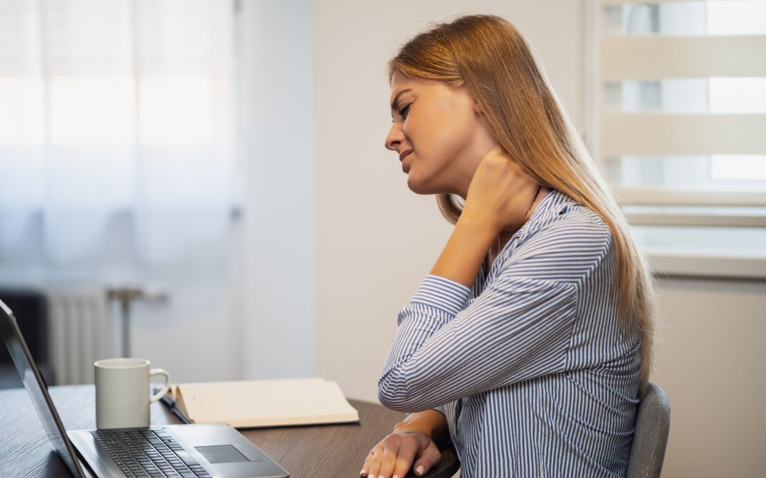 Étirements au bureau pour prévenir les douleurs du dos, de la nuque et des épaules – Ostéopathie à Saint-Maur-des-Fossés